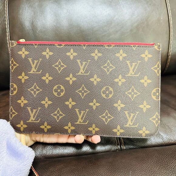Louis Vuitton Neverfull MM Pouch - Picture 7 of 11